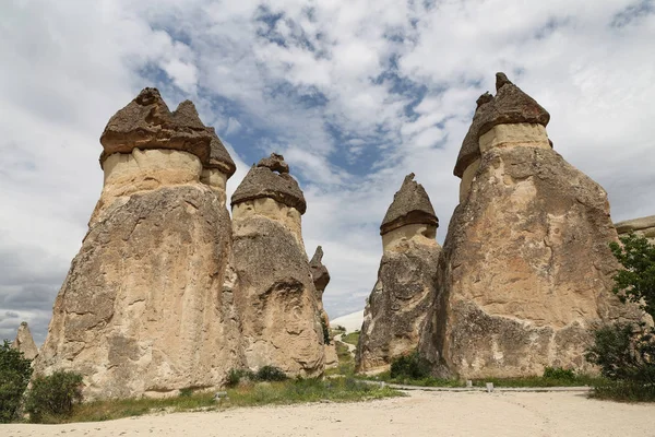 Kivimuodostumat Pasabag munkit Valley, Cappadocia — kuvapankkivalokuva