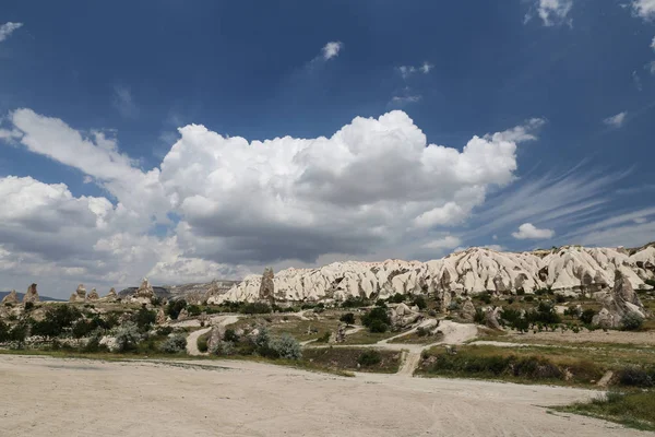 Kaya oluşumları kılıçlar Vadisi, Cappadocia — Stok fotoğraf