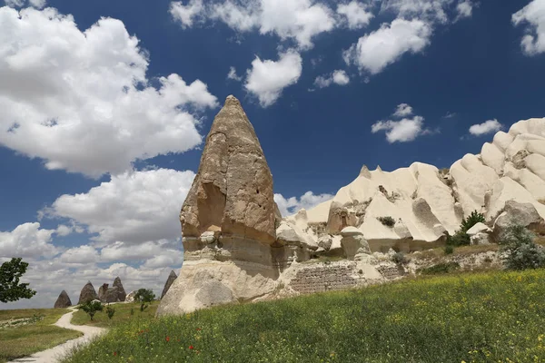 Formacje skalne w dolinie miecze, Cappadocia — Zdjęcie stockowe