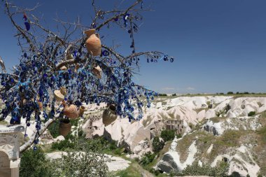 Güvercin Vadisi ve nazar boncuk ağaç Kapadokya