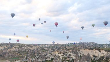 Sıcak hava balonları Kapadokya vadilerinin