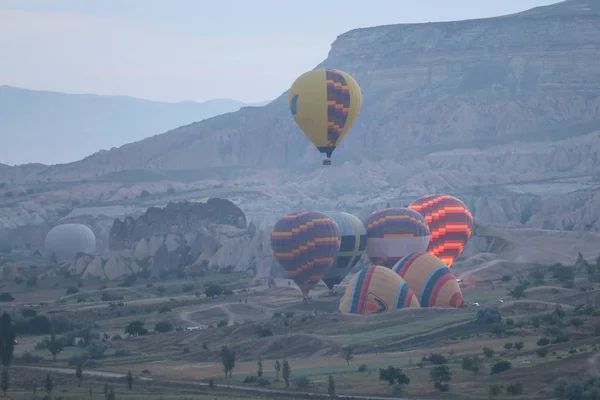 Balonów na ogrzane powietrze w doliny Kapadocji — Zdjęcie stockowe