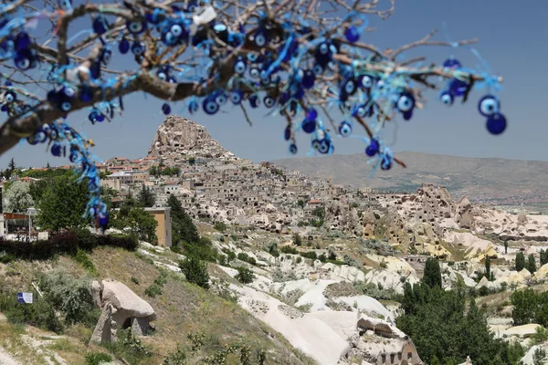 Castillo de Uchisar y árbol de los granos del mal de ojo en Capadocia — Foto de Stock