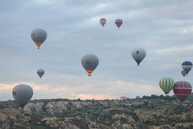 Sıcak hava balonları Kapadokya vadilerinin