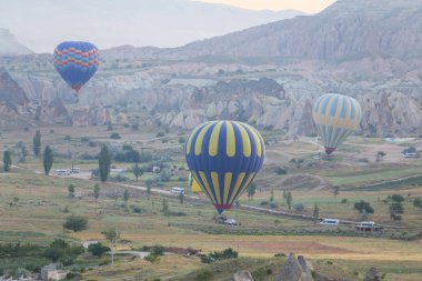 Sıcak hava balonları Kapadokya vadilerinin