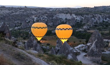 Sıcak hava balonları Kapadokya vadilerinin