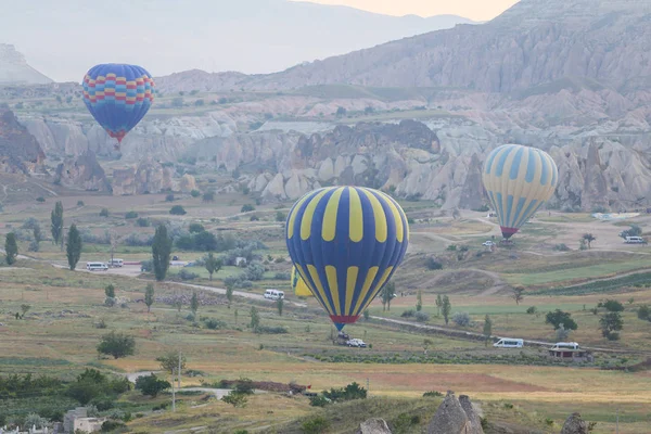 Globos de aire caliente en los valles de Capadocia —  Fotos de Stock