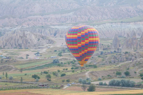 Globo de aire caliente en los valles de Capadocia —  Fotos de Stock