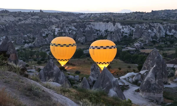 Sıcak hava balonları Kapadokya vadilerinin