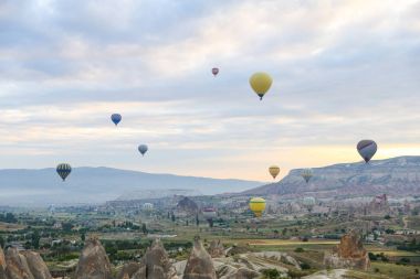 Sıcak hava balonları Kapadokya vadilerinin