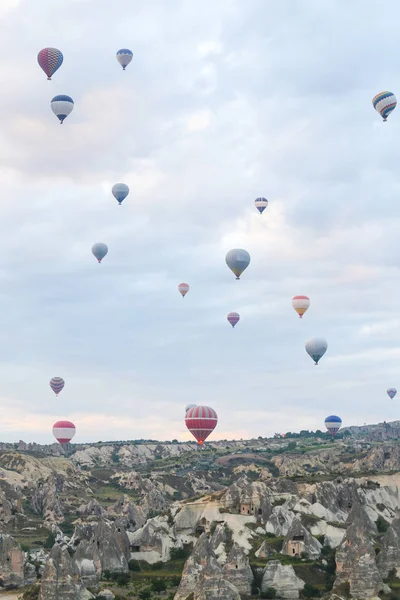 Montgolfières dans les vallées de la Cappadoce — Photo