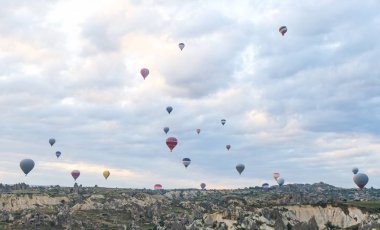 Sıcak hava balonları Kapadokya vadilerinin