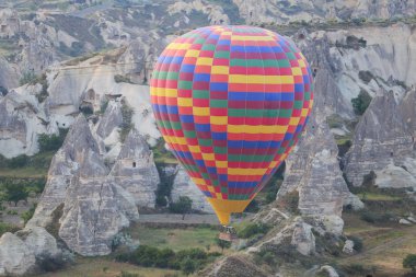 Sıcak hava balon Kapadokya vadilerinin