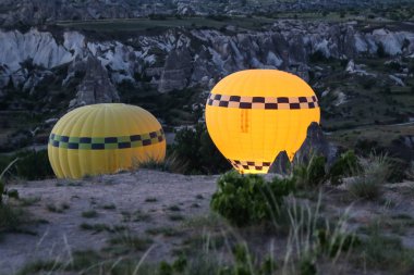 Sıcak hava balonları Kapadokya vadilerinin
