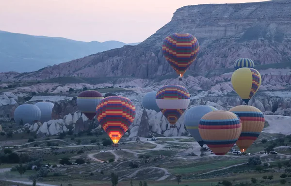 Hete lucht ballonnen in Cappadocië valleien — Stockfoto