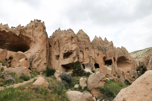 Sziklaalakzatok Zelve völgyben, Cappadocia — Stock Fotó