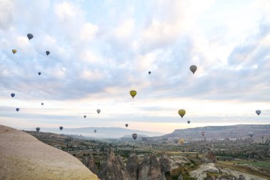 Sıcak hava balonları Kapadokya vadilerinin