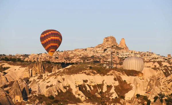 Globos de aire caliente sobre Goreme Town — Foto de Stock