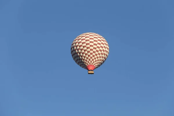 Varm luft ballong över Göreme stad — Stockfoto