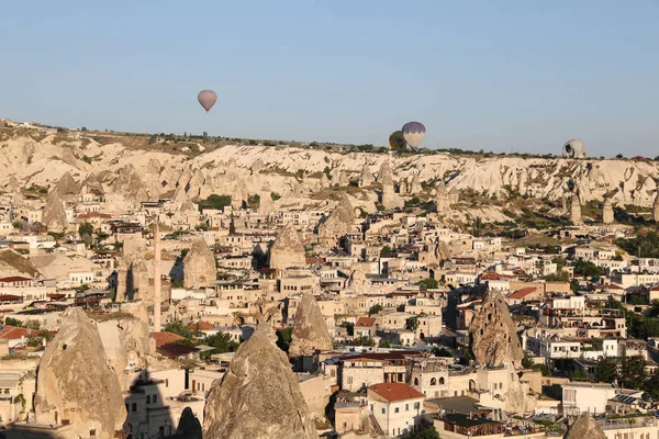 Globos de aire caliente sobre Goreme Town — Foto de Stock