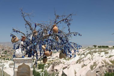 Güvercin Vadisi ve nazar boncuk ağaç Kapadokya
