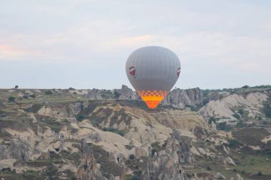 Sıcak hava balonları Kapadokya vadilerinin