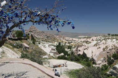 Uçhisar Kalesi ve nazar boncuk ağaç Kapadokya