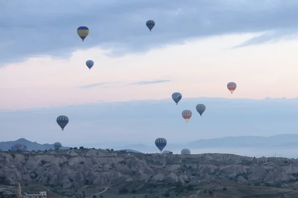 Montgolfières dans les vallées de la Cappadoce — Photo