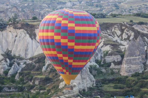 Globo de aire caliente en los valles de Capadocia — Foto de Stock