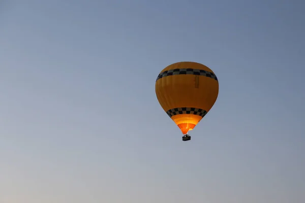 Varm luft ballong över Göreme stad — Stockfoto