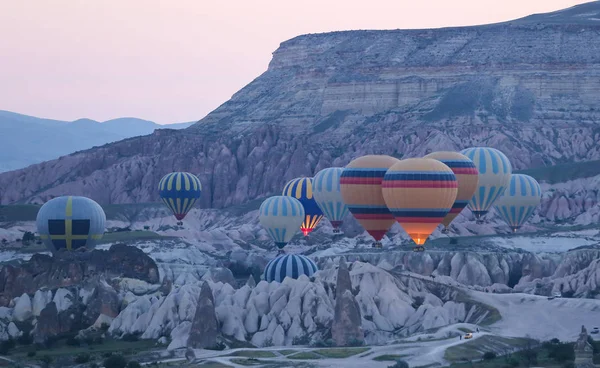 Montgolfières dans les vallées de la Cappadoce — Photo