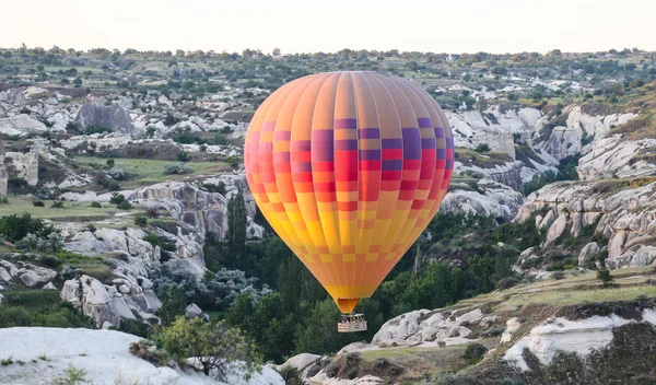 Heißluftballons in den Tälern Kappadokiens — Stockfoto