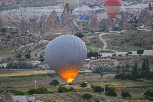 A Cappadocia völgyekben hőlégballonok — Stock Fotó