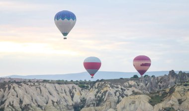 Sıcak hava balonları Kapadokya vadilerinin