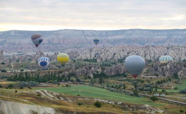 Sıcak hava balonları Kapadokya vadilerinin