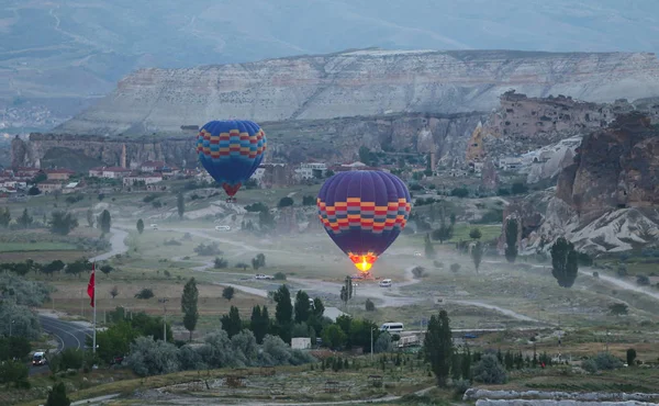 Globos de aire caliente en los valles de Capadocia — Foto de Stock