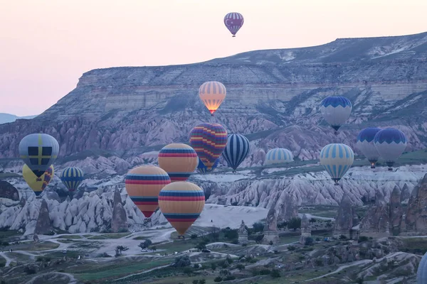 Montgolfières dans les vallées de la Cappadoce — Photo