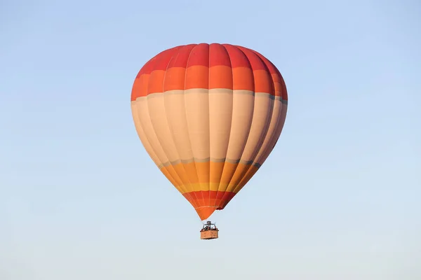 Varm luft ballong över Göreme stad — Stockfoto