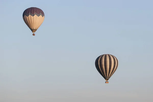 Ζεστό αέρα μπαλόνια πάνω πόλη Goreme — Φωτογραφία Αρχείου