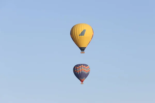 Horký vzduch balóny nad Göreme město — Stock fotografie