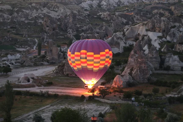 Ballon à air chaud dans les vallées de Cappadoce — Photo