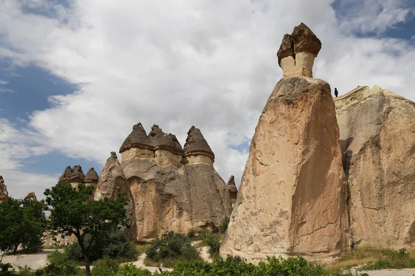 Skalní útvary v Fairy Chimneys mniši údolí Kappadokie — Stock fotografie