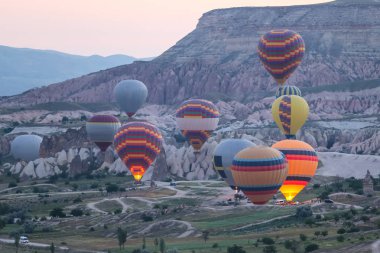 Sıcak hava balonları Kapadokya vadilerinin