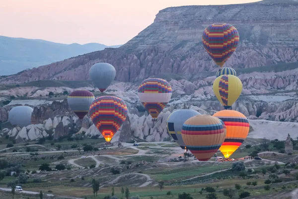 Hete lucht ballonnen in Cappadocië valleien — Stockfoto