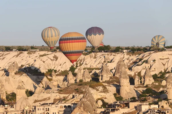 Globos de aire caliente sobre Goreme Town — Foto de Stock