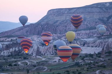 Sıcak hava balonları Kapadokya vadilerinin