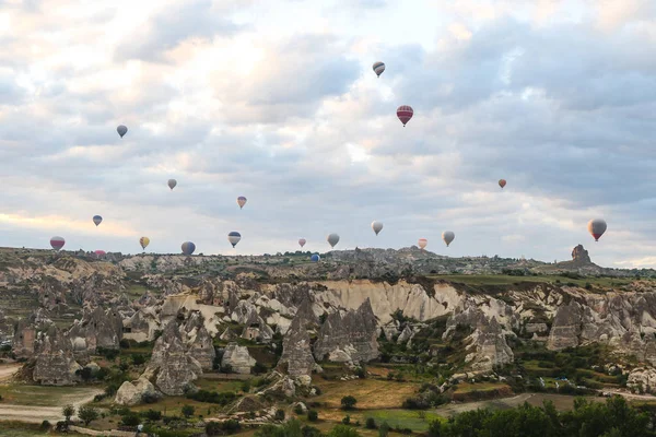 Sıcak hava balonları Kapadokya vadilerinin