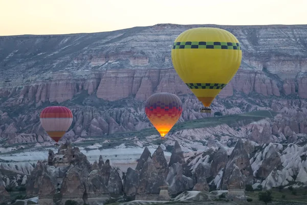 Balonów na ogrzane powietrze w doliny Kapadocji — Zdjęcie stockowe
