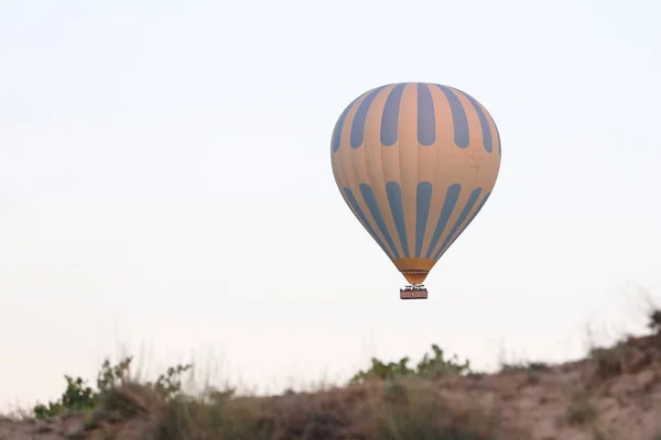 Gorące powietrze balon nad Goreme miasto — Zdjęcie stockowe