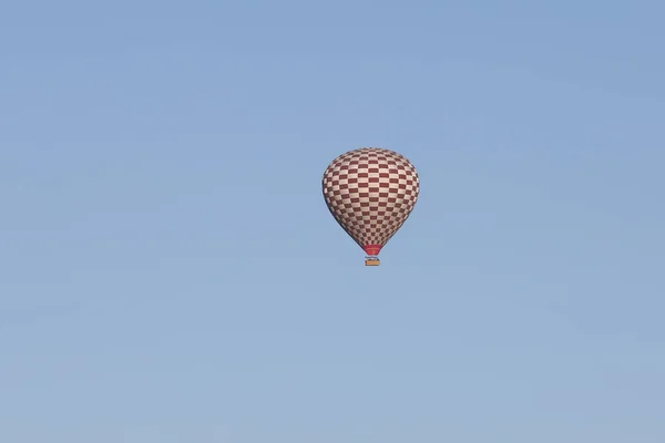 Varm luft ballong över Göreme stad — Stockfoto